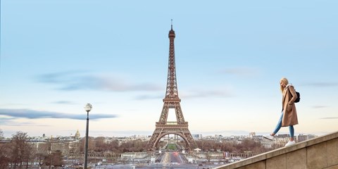 Image of a Contiki traveller in Paris